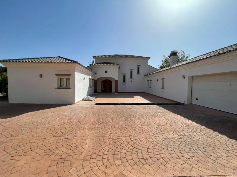 Magnificent 5 bedroom 4 bathroom situated on the idyllic Urbanización of Valtocado. Just 7 minutes drive to Mijas Pueblo and 25 mins from Malaga airport this villa offers country living.