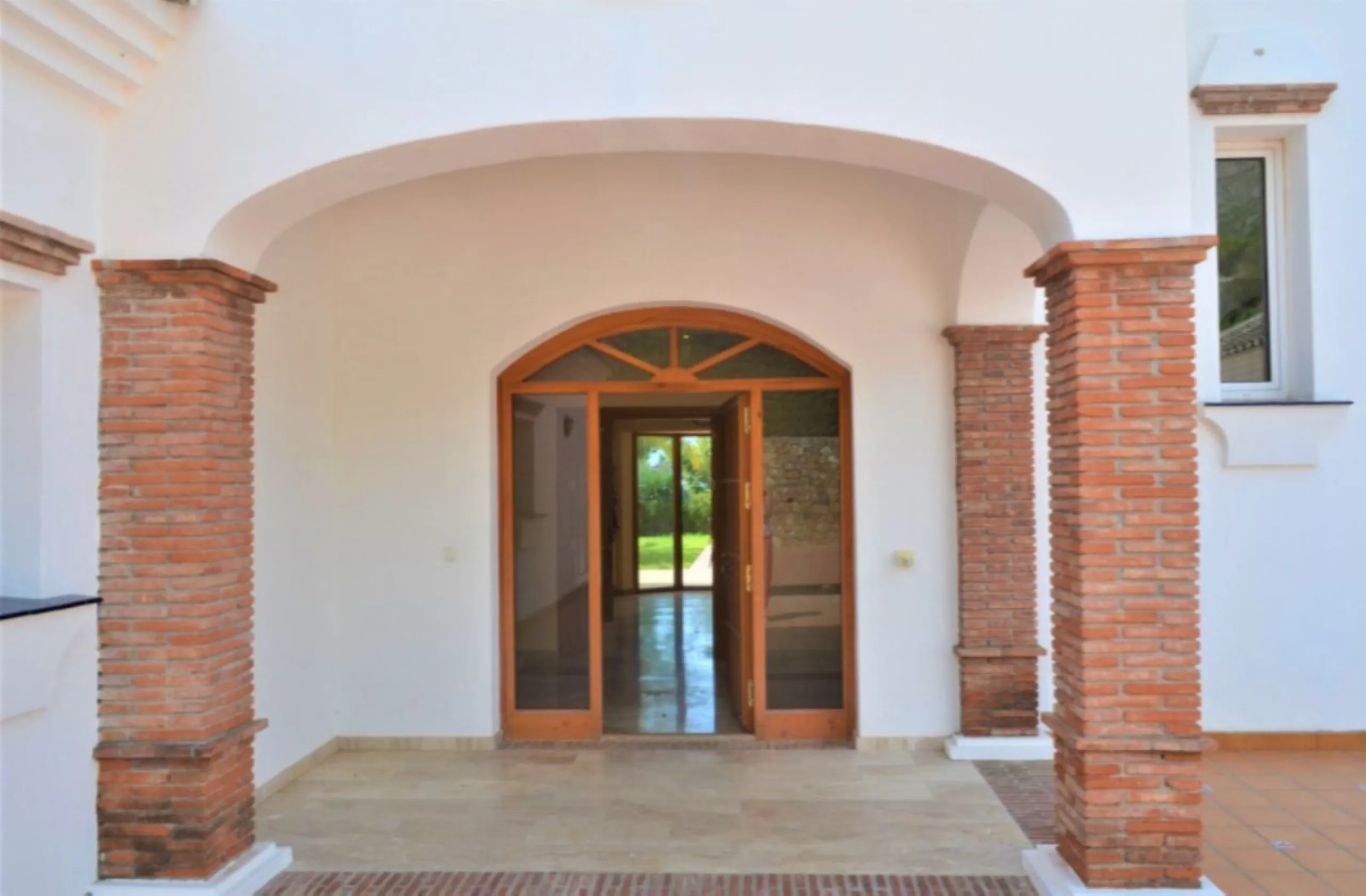 Magnificent 5 bedroom 4 bathroom situated on the idyllic Urbanización of Valtocado. Just 7 minutes drive to Mijas Pueblo and 25 mins from Malaga airport this villa offers country living.