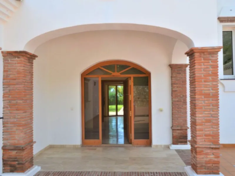 Magnificent 5 bedroom 4 bathroom situated on the idyllic Urbanización of Valtocado. Just 7 minutes drive to Mijas Pueblo and 25 mins from Malaga airport this villa offers country living.