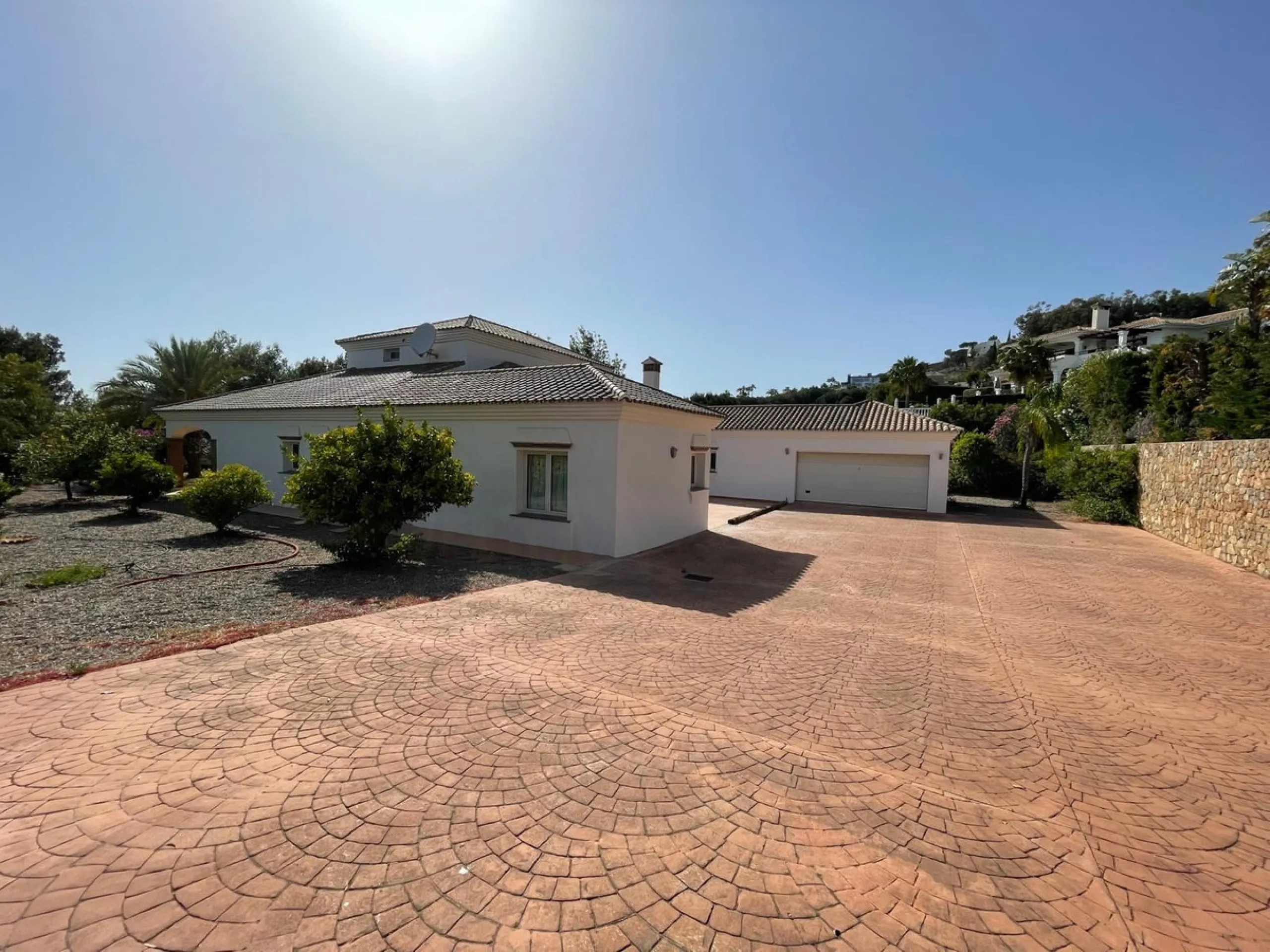 Magnificent 5 bedroom 4 bathroom situated on the idyllic Urbanización of Valtocado. Just 7 minutes drive to Mijas Pueblo and 25 mins from Malaga airport this villa offers country living.