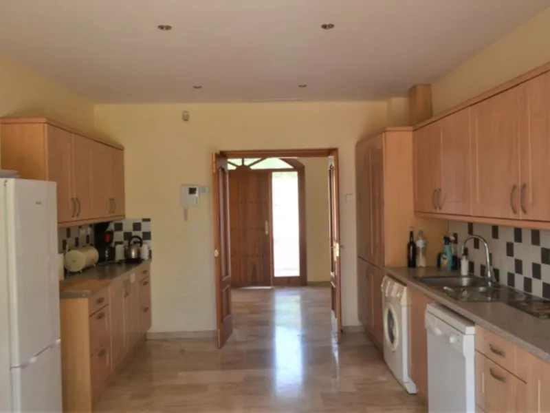 Magnificent 5 bedroom 4 bathroom situated on the idyllic Urbanización of Valtocado. Just 7 minutes drive to Mijas Pueblo and 25 mins from Malaga airport this villa offers country living.