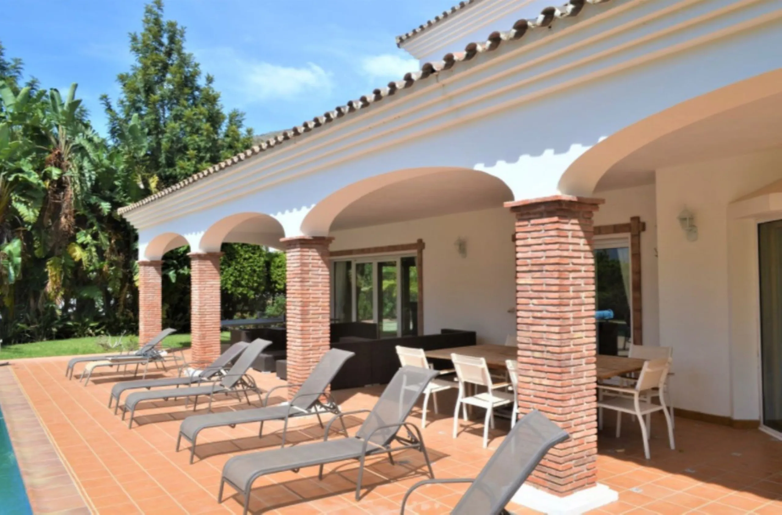 Magnificent 5 bedroom 4 bathroom situated on the idyllic Urbanización of Valtocado. Just 7 minutes drive to Mijas Pueblo and 25 mins from Malaga airport this villa offers country living.
