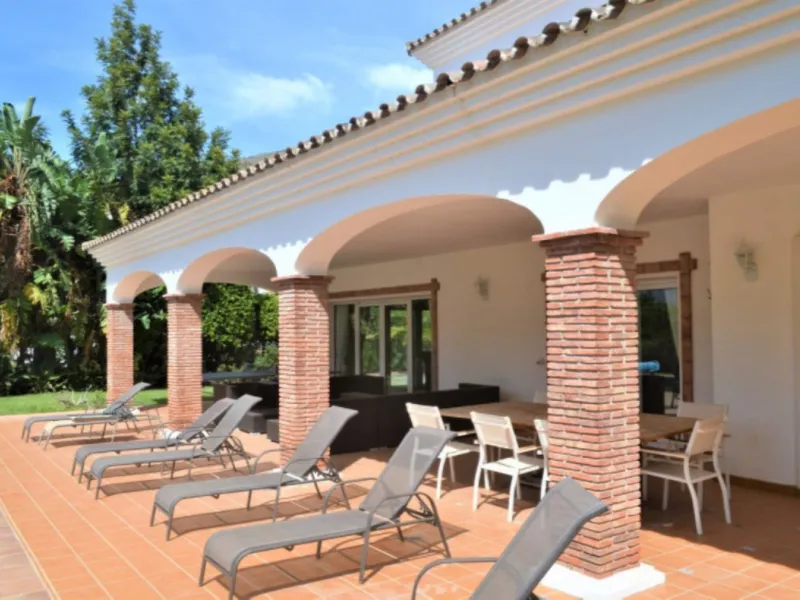 Magnificent 5 bedroom 4 bathroom situated on the idyllic Urbanización of Valtocado. Just 7 minutes drive to Mijas Pueblo and 25 mins from Malaga airport this villa offers country living.