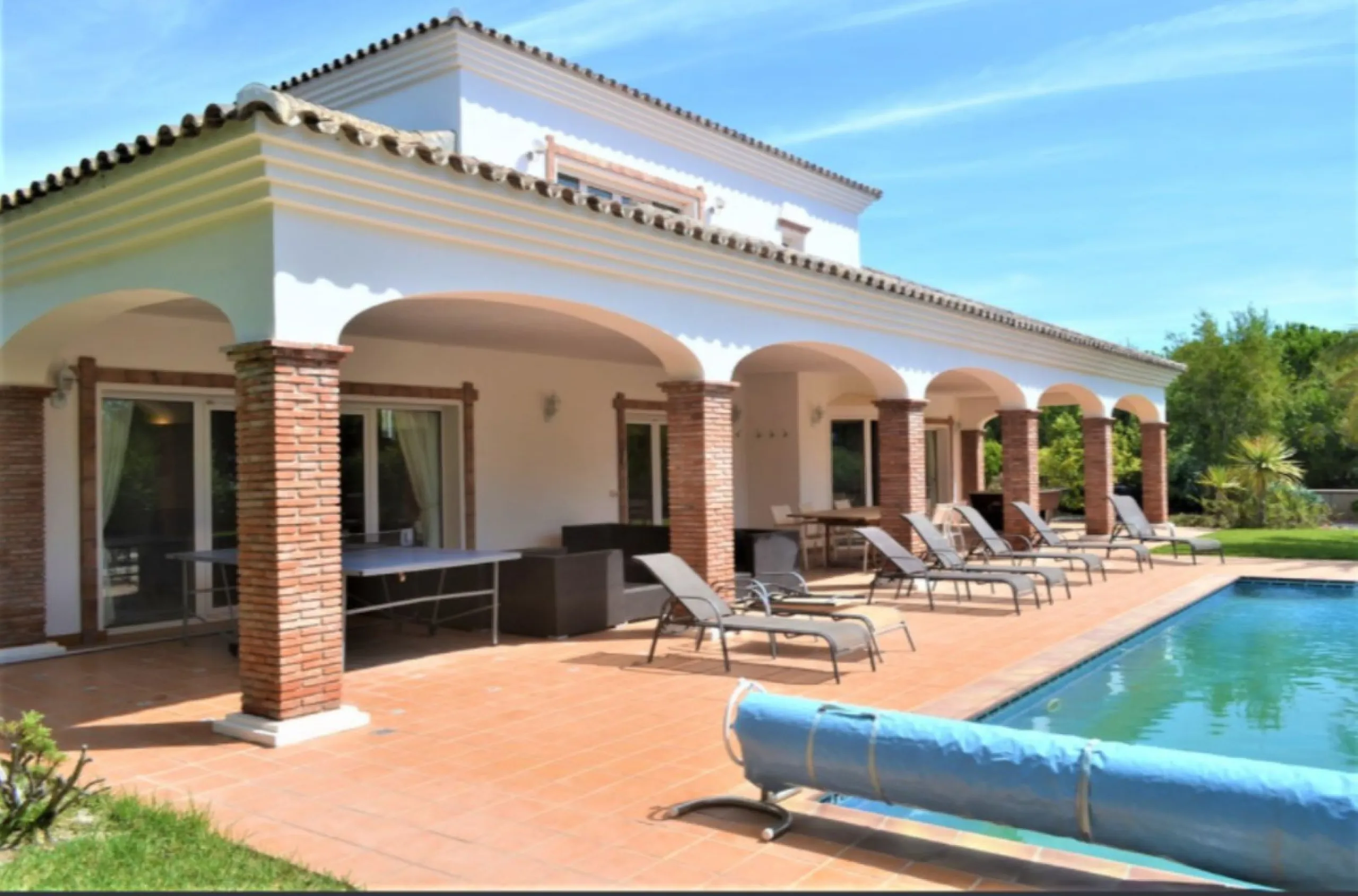 Magnificent 5 bedroom 4 bathroom situated on the idyllic Urbanización of Valtocado. Just 7 minutes drive to Mijas Pueblo and 25 mins from Malaga airport this villa offers country living.