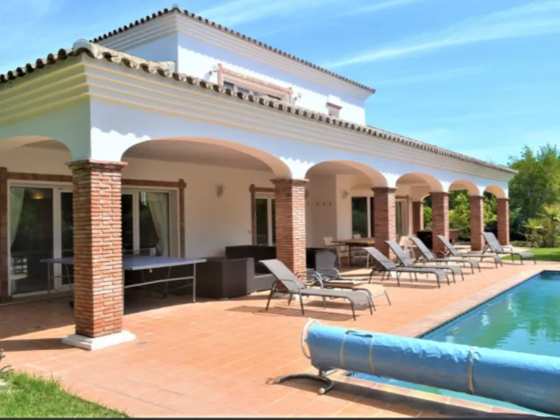 Magnificent 5 bedroom 4 bathroom situated on the idyllic Urbanización of Valtocado. Just 7 minutes drive to Mijas Pueblo and 25 mins from Malaga airport this villa offers country living.