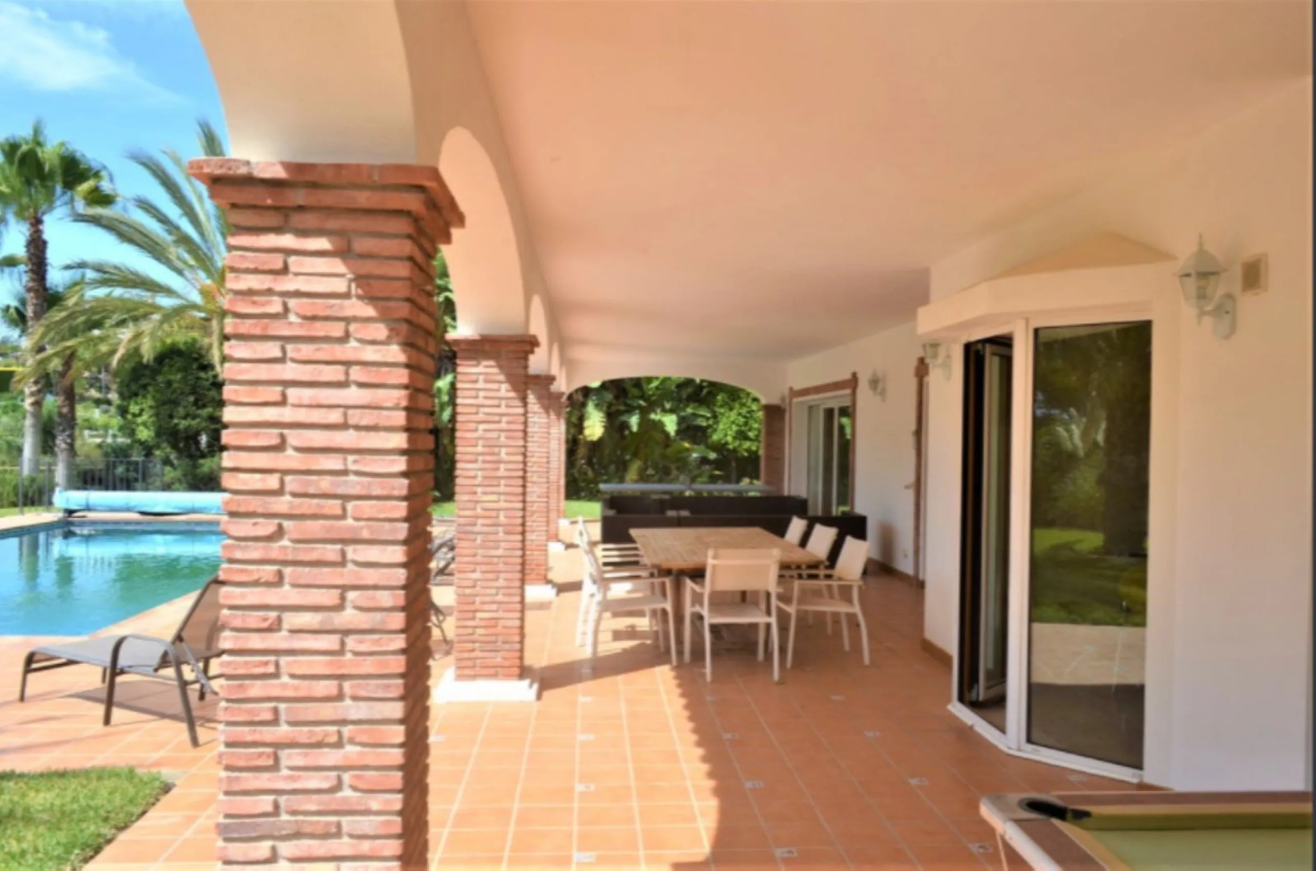 Magnificent 5 bedroom 4 bathroom situated on the idyllic Urbanización of Valtocado. Just 7 minutes drive to Mijas Pueblo and 25 mins from Malaga airport this villa offers country living.