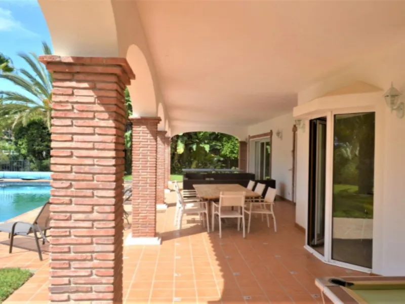 Magnificent 5 bedroom 4 bathroom situated on the idyllic Urbanización of Valtocado. Just 7 minutes drive to Mijas Pueblo and 25 mins from Malaga airport this villa offers country living.