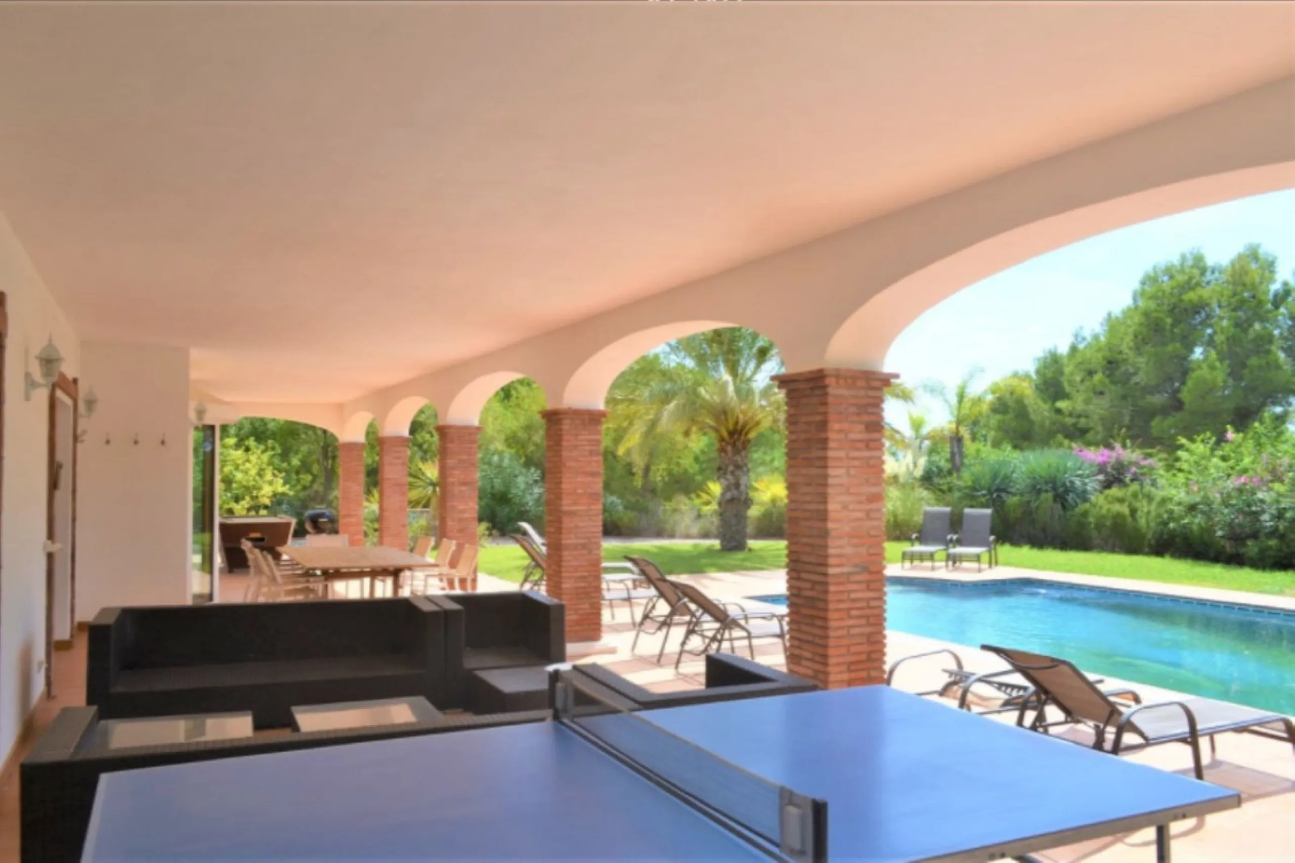 Magnificent 5 bedroom 4 bathroom situated on the idyllic Urbanización of Valtocado. Just 7 minutes drive to Mijas Pueblo and 25 mins from Malaga airport this villa offers country living.