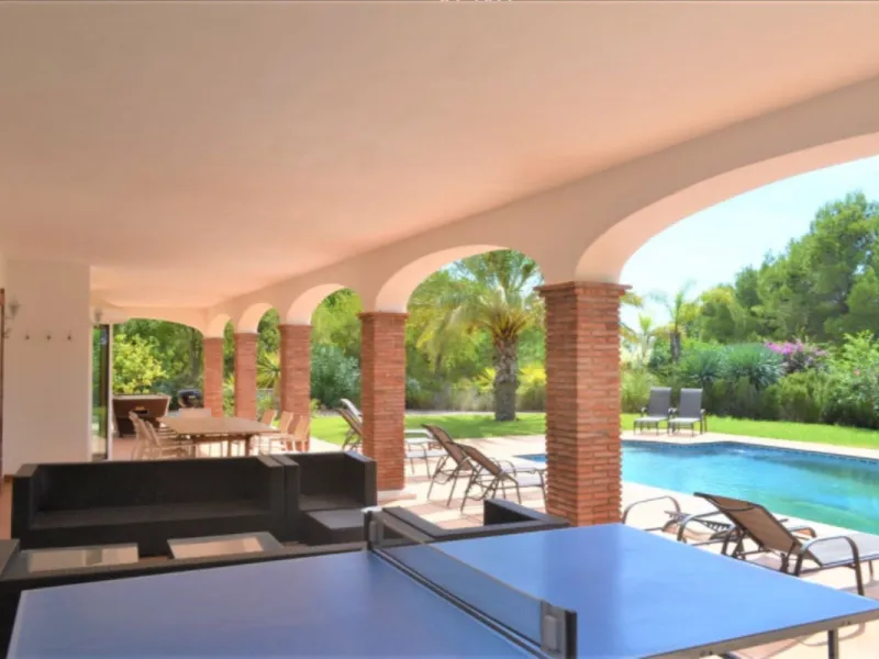 Magnificent 5 bedroom 4 bathroom situated on the idyllic Urbanización of Valtocado. Just 7 minutes drive to Mijas Pueblo and 25 mins from Malaga airport this villa offers country living.