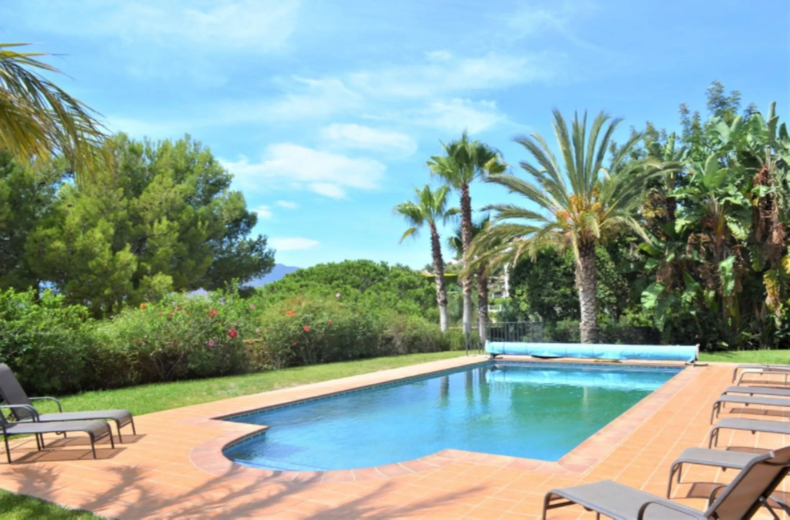 Magnificent 5 bedroom 4 bathroom situated on the idyllic Urbanización of Valtocado. Just 7 minutes drive to Mijas Pueblo and 25 mins from Malaga airport this villa offers country living.