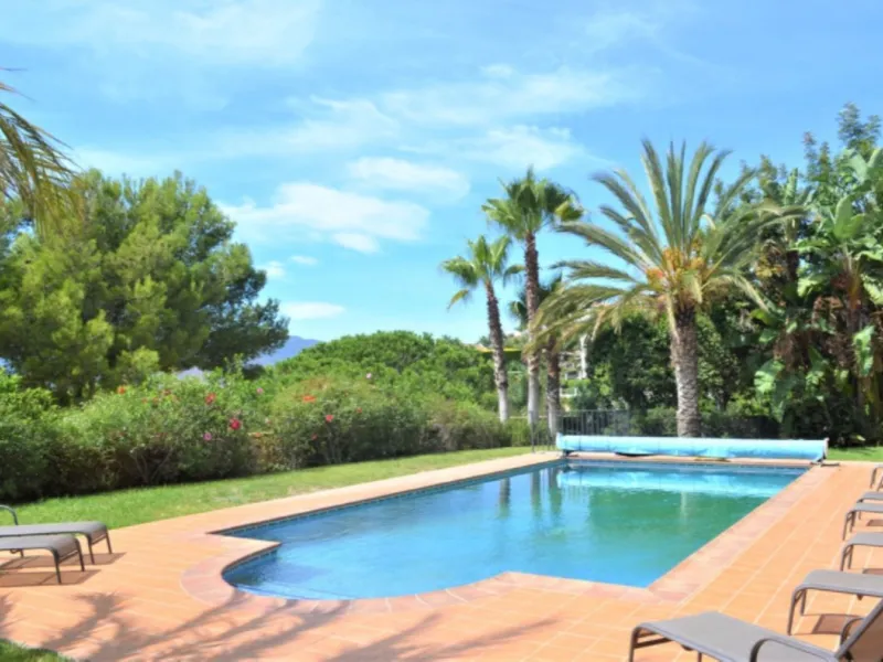 Magnificent 5 bedroom 4 bathroom situated on the idyllic Urbanización of Valtocado. Just 7 minutes drive to Mijas Pueblo and 25 mins from Malaga airport this villa offers country living.