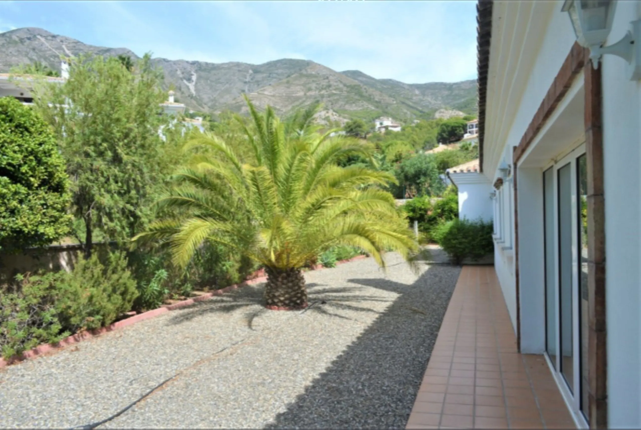 Magnificent 5 bedroom 4 bathroom situated on the idyllic Urbanización of Valtocado. Just 7 minutes drive to Mijas Pueblo and 25 mins from Malaga airport this villa offers country living.