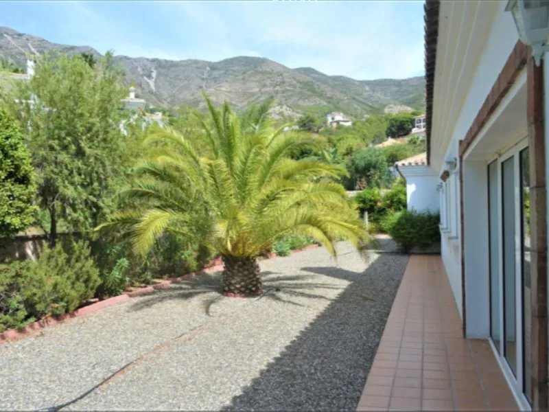 Magnificent 5 bedroom 4 bathroom situated on the idyllic Urbanización of Valtocado. Just 7 minutes drive to Mijas Pueblo and 25 mins from Malaga airport this villa offers country living.