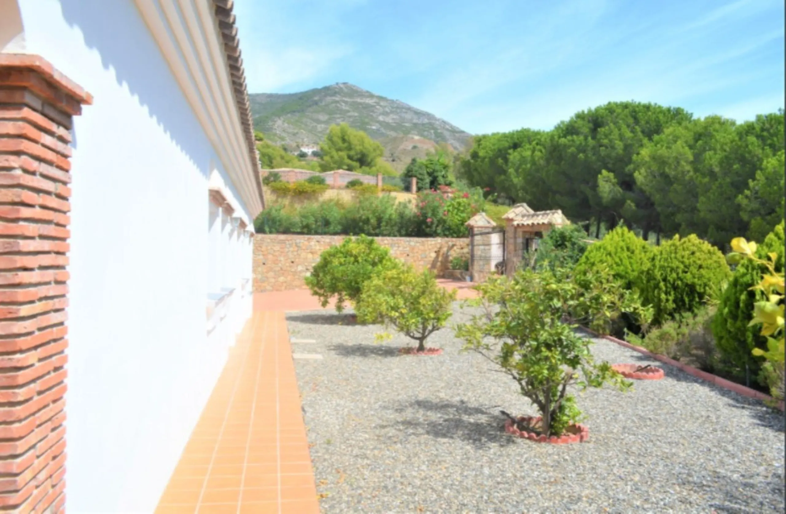 Magnificent 5 bedroom 4 bathroom situated on the idyllic Urbanización of Valtocado. Just 7 minutes drive to Mijas Pueblo and 25 mins from Malaga airport this villa offers country living.