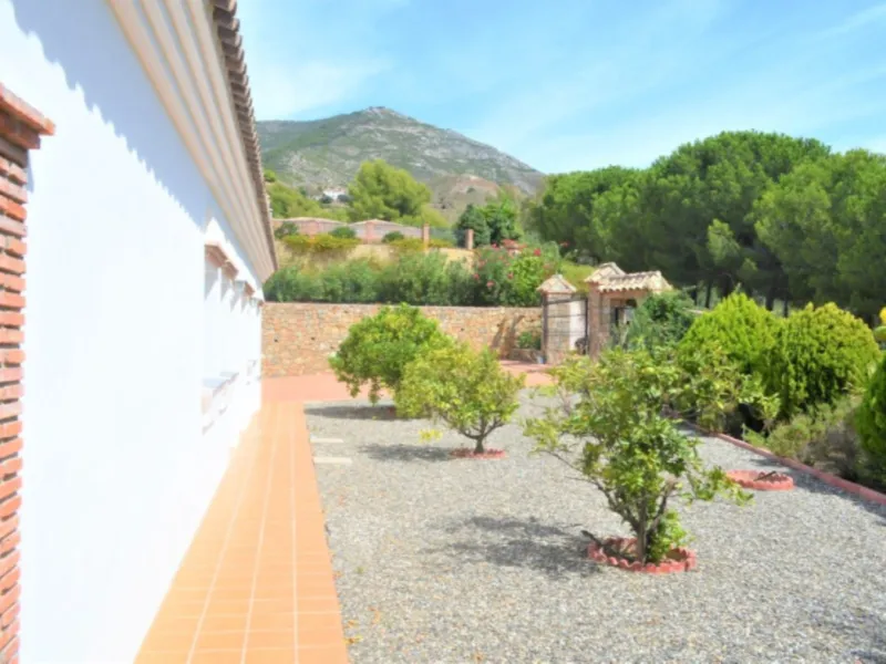 Magnificent 5 bedroom 4 bathroom situated on the idyllic Urbanización of Valtocado. Just 7 minutes drive to Mijas Pueblo and 25 mins from Malaga airport this villa offers country living.
