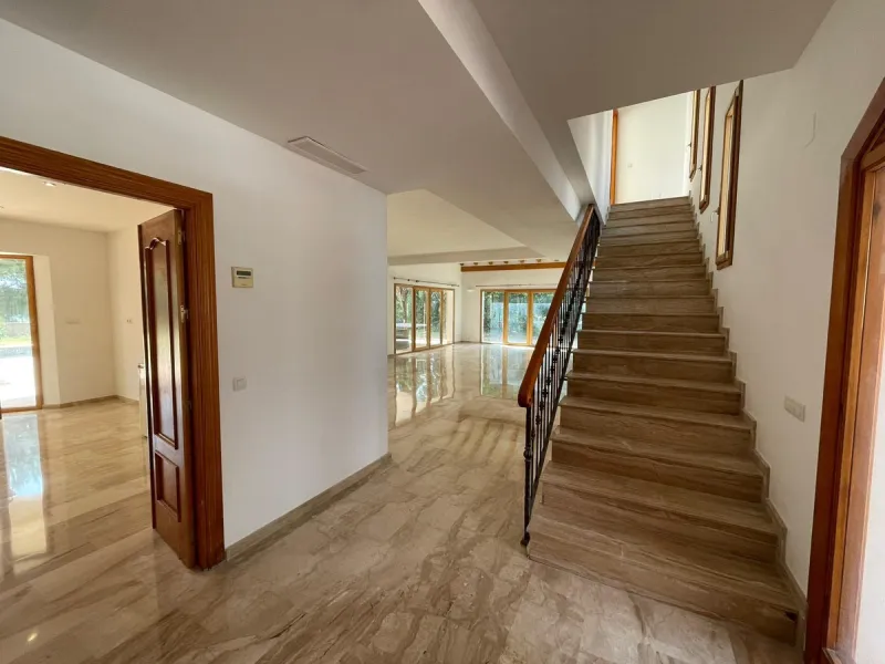 Magnificent 5 bedroom 4 bathroom situated on the idyllic Urbanización of Valtocado. Just 7 minutes drive to Mijas Pueblo and 25 mins from Malaga airport this villa offers country living.