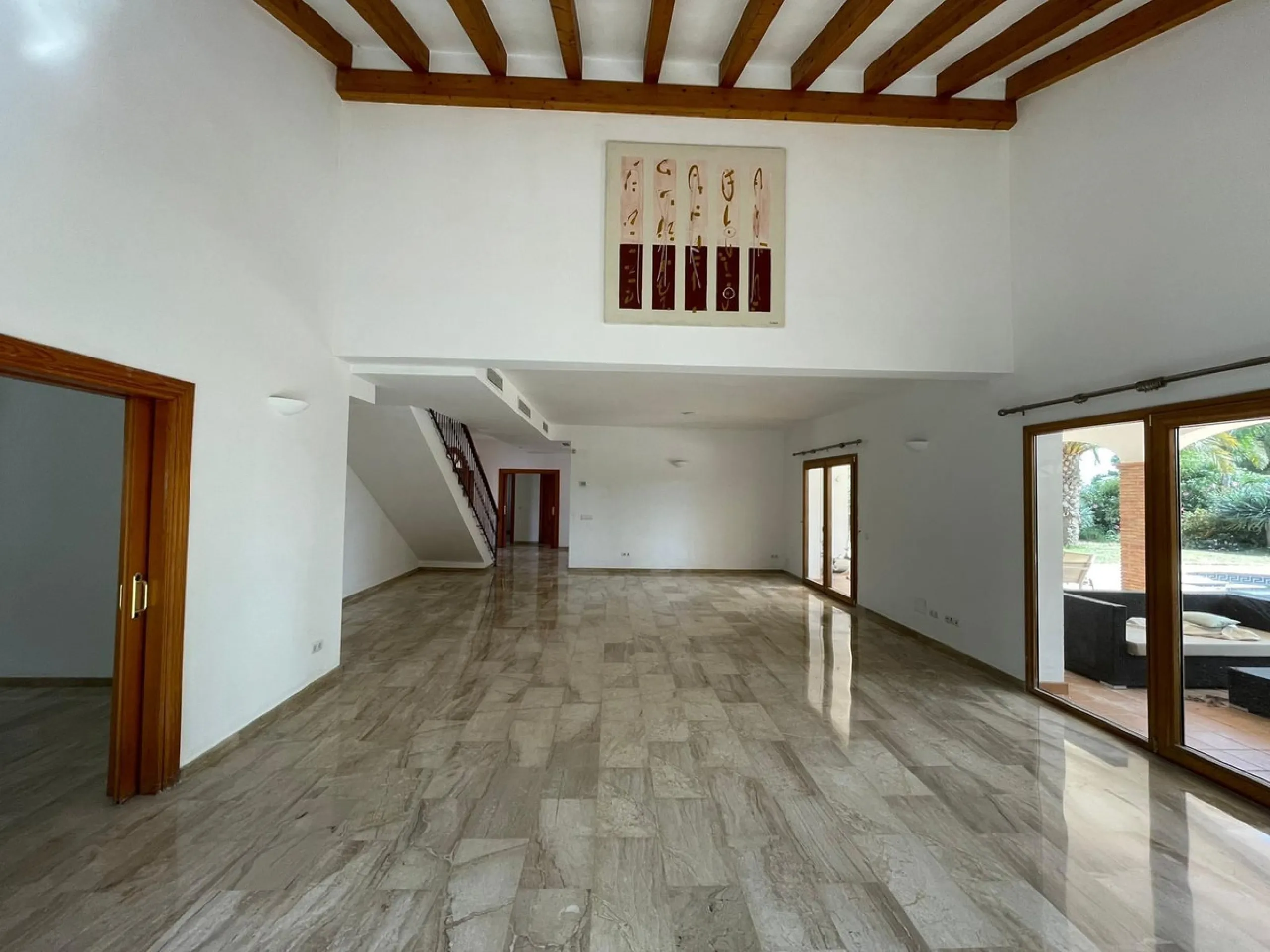 Magnificent 5 bedroom 4 bathroom situated on the idyllic Urbanización of Valtocado. Just 7 minutes drive to Mijas Pueblo and 25 mins from Malaga airport this villa offers country living.