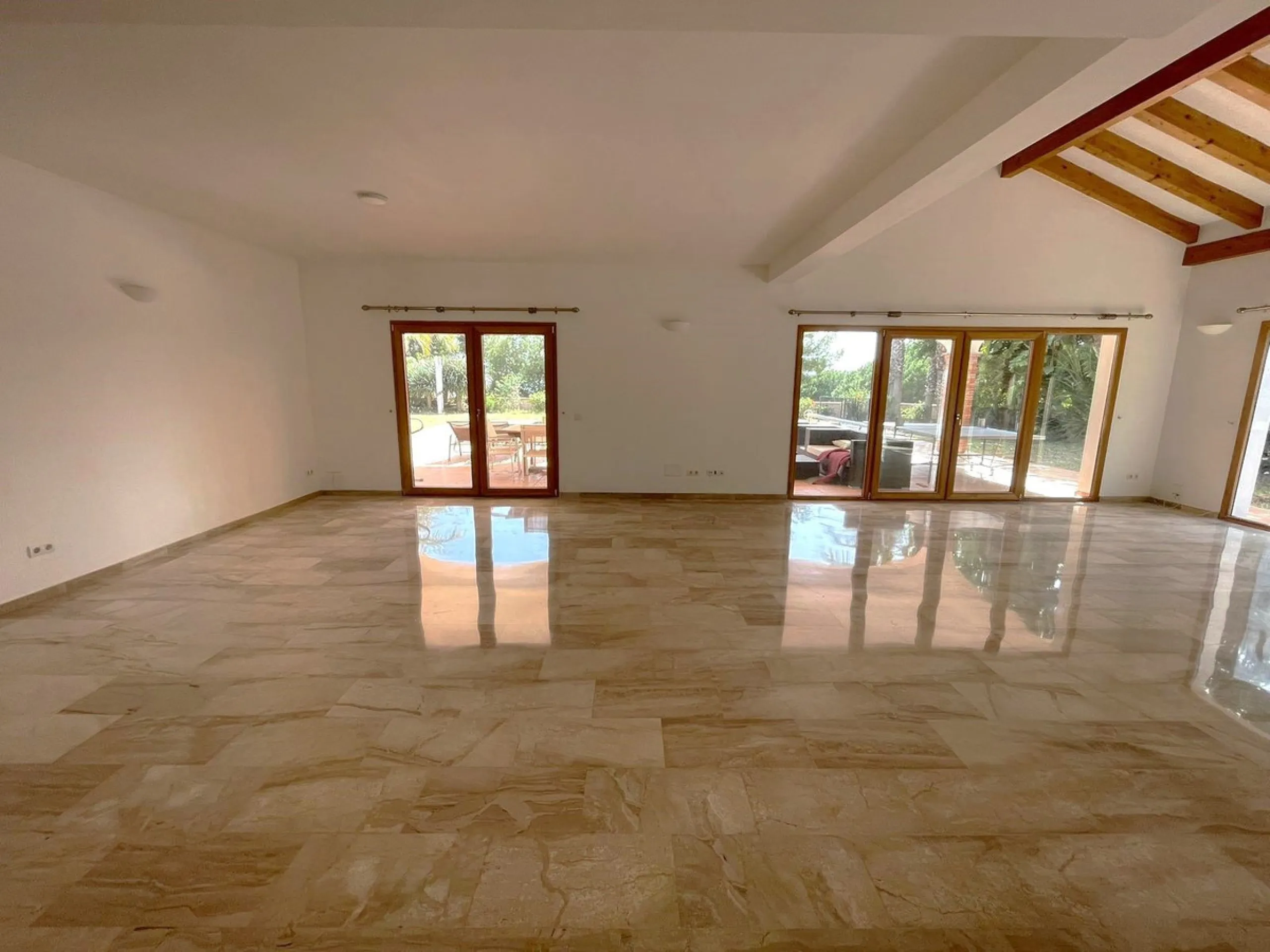 Magnificent 5 bedroom 4 bathroom situated on the idyllic Urbanización of Valtocado. Just 7 minutes drive to Mijas Pueblo and 25 mins from Malaga airport this villa offers country living.