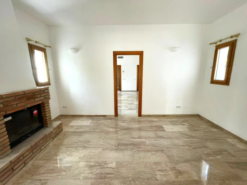Magnificent 5 bedroom 4 bathroom situated on the idyllic Urbanización of Valtocado. Just 7 minutes drive to Mijas Pueblo and 25 mins from Malaga airport this villa offers country living.