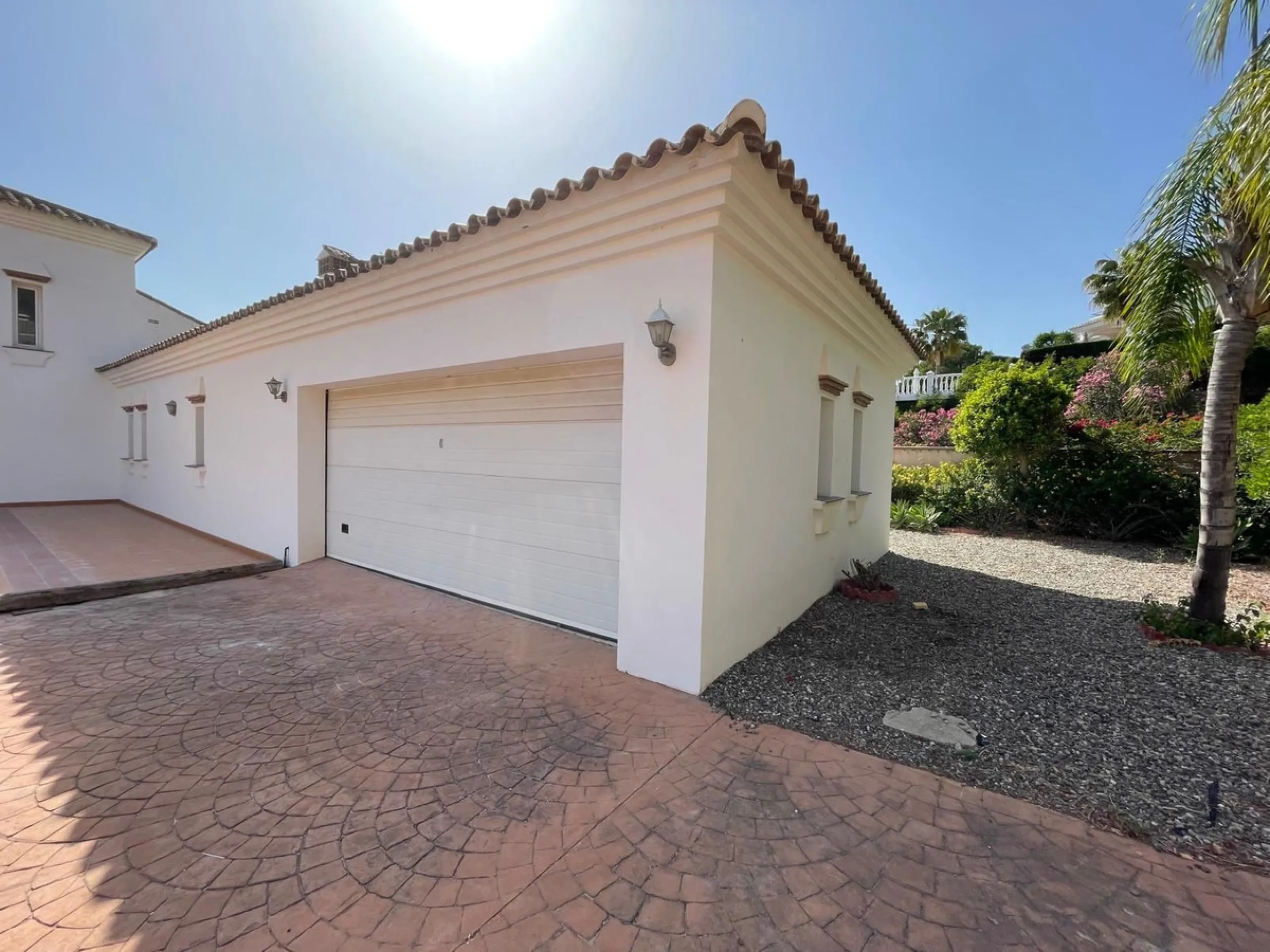Magnificent 5 bedroom 4 bathroom situated on the idyllic Urbanización of Valtocado. Just 7 minutes drive to Mijas Pueblo and 25 mins from Malaga airport this villa offers country living.
