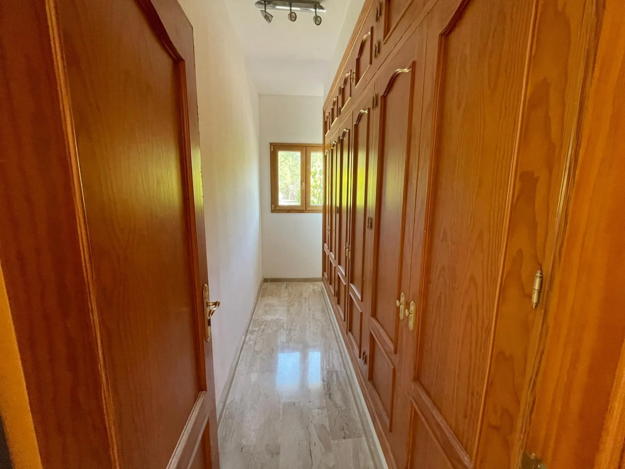 Magnificent 5 bedroom 4 bathroom situated on the idyllic Urbanización of Valtocado. Just 7 minutes drive to Mijas Pueblo and 25 mins from Malaga airport this villa offers country living.