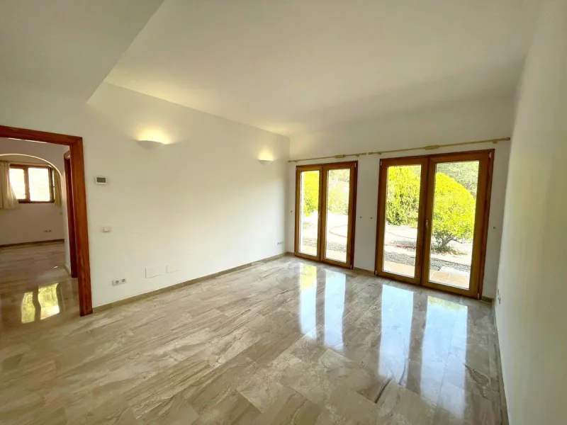 Magnificent 5 bedroom 4 bathroom situated on the idyllic Urbanización of Valtocado. Just 7 minutes drive to Mijas Pueblo and 25 mins from Malaga airport this villa offers country living.
