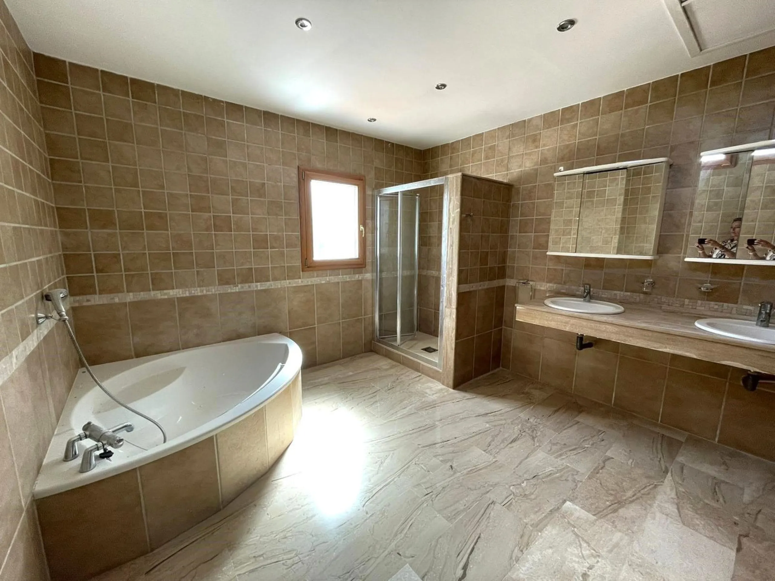Magnificent 5 bedroom 4 bathroom situated on the idyllic Urbanización of Valtocado. Just 7 minutes drive to Mijas Pueblo and 25 mins from Malaga airport this villa offers country living.