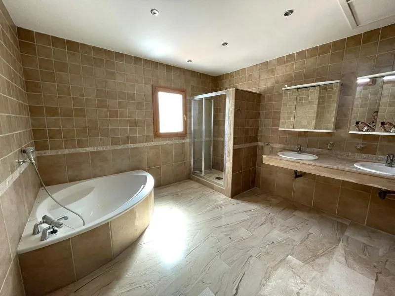 Magnificent 5 bedroom 4 bathroom situated on the idyllic Urbanización of Valtocado. Just 7 minutes drive to Mijas Pueblo and 25 mins from Malaga airport this villa offers country living.