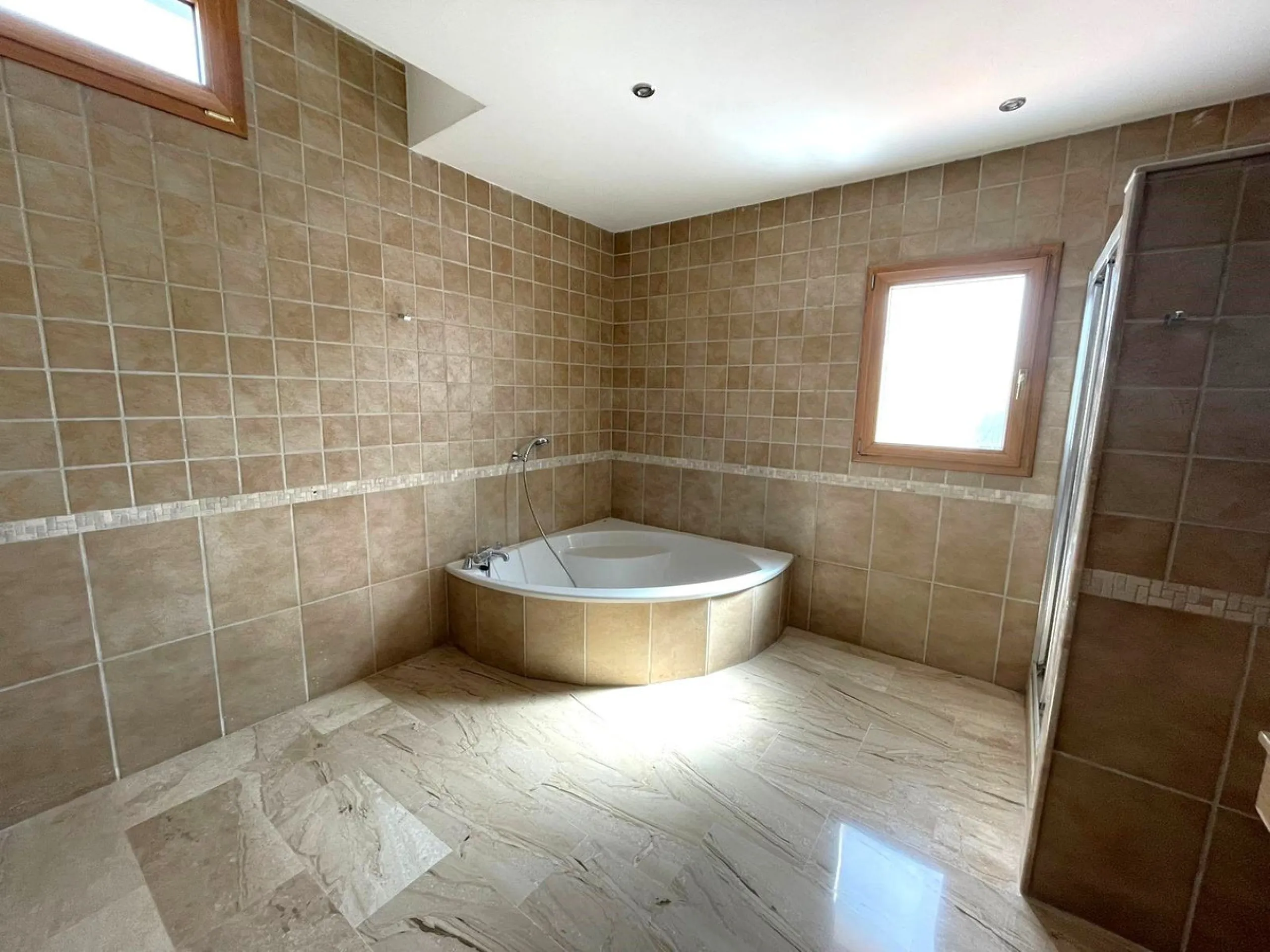 Magnificent 5 bedroom 4 bathroom situated on the idyllic Urbanización of Valtocado. Just 7 minutes drive to Mijas Pueblo and 25 mins from Malaga airport this villa offers country living.