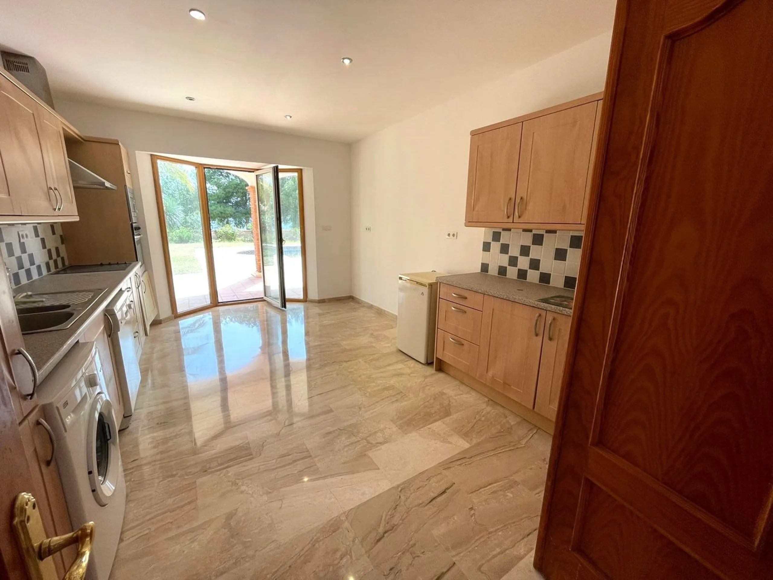 Magnificent 5 bedroom 4 bathroom situated on the idyllic Urbanización of Valtocado. Just 7 minutes drive to Mijas Pueblo and 25 mins from Malaga airport this villa offers country living.