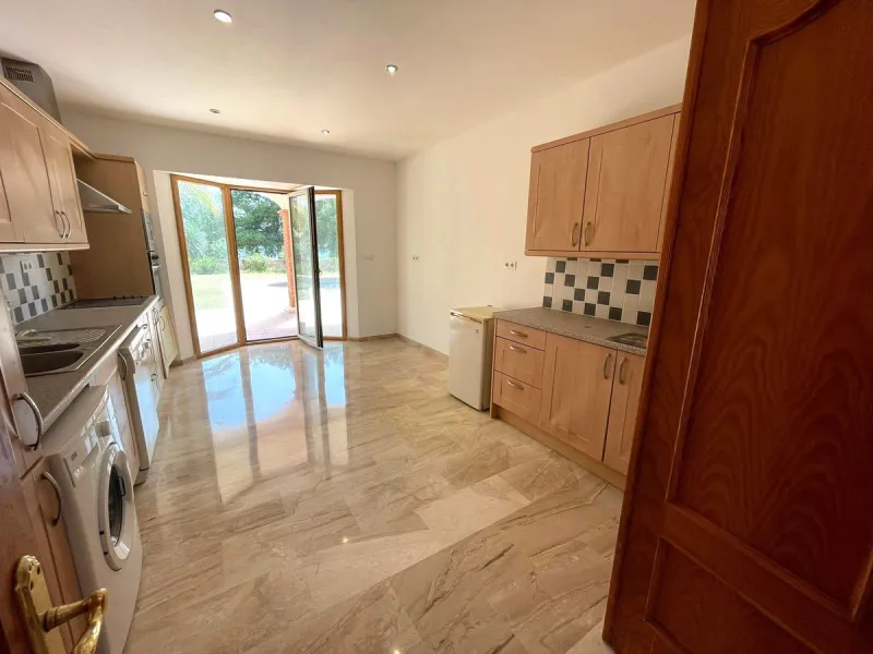 Magnificent 5 bedroom 4 bathroom situated on the idyllic Urbanización of Valtocado. Just 7 minutes drive to Mijas Pueblo and 25 mins from Malaga airport this villa offers country living.