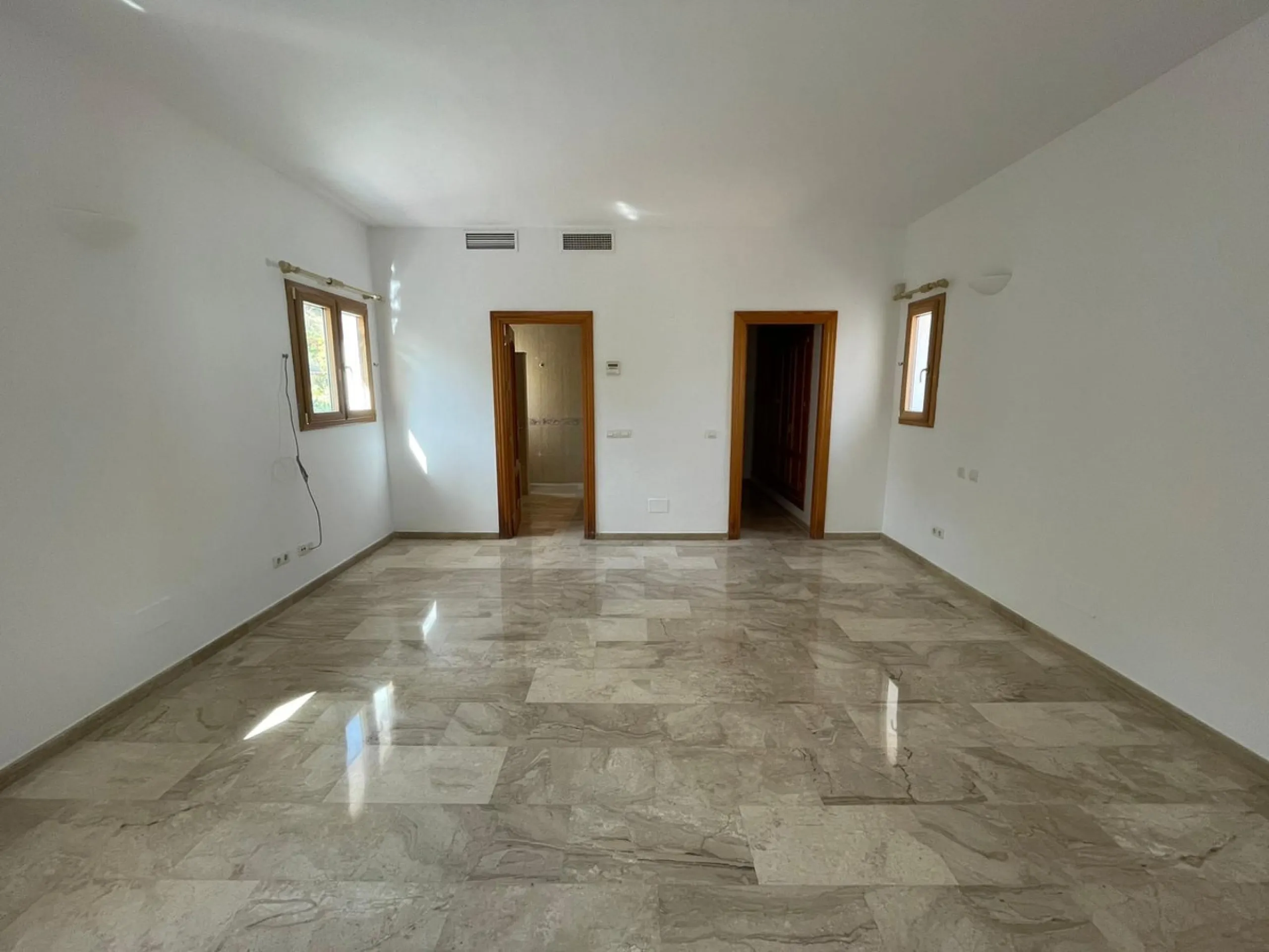 Magnificent 5 bedroom 4 bathroom situated on the idyllic Urbanización of Valtocado. Just 7 minutes drive to Mijas Pueblo and 25 mins from Malaga airport this villa offers country living.
