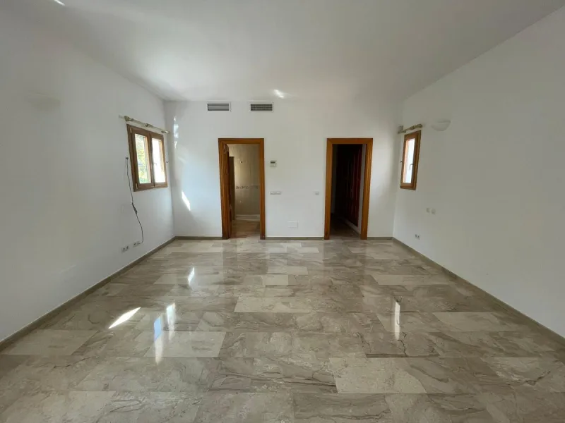 Magnificent 5 bedroom 4 bathroom situated on the idyllic Urbanización of Valtocado. Just 7 minutes drive to Mijas Pueblo and 25 mins from Malaga airport this villa offers country living.