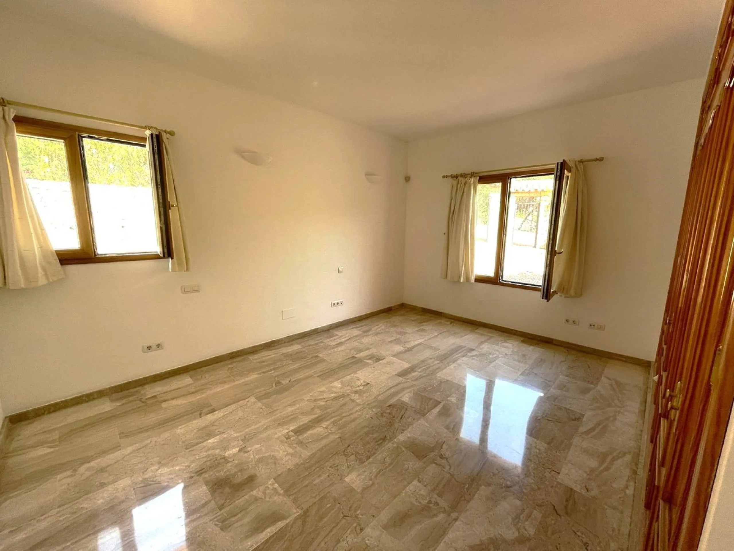 Magnificent 5 bedroom 4 bathroom situated on the idyllic Urbanización of Valtocado. Just 7 minutes drive to Mijas Pueblo and 25 mins from Malaga airport this villa offers country living.