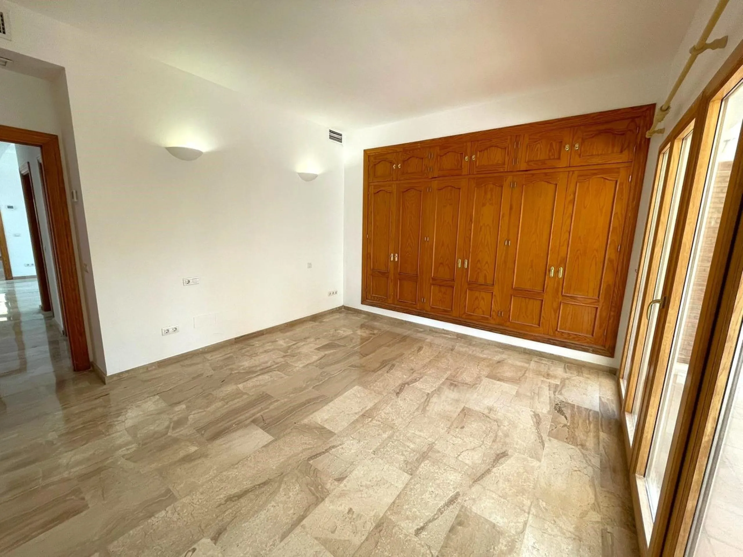 Magnificent 5 bedroom 4 bathroom situated on the idyllic Urbanización of Valtocado. Just 7 minutes drive to Mijas Pueblo and 25 mins from Malaga airport this villa offers country living.