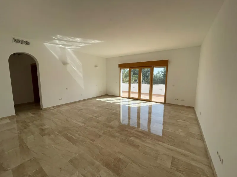 Magnificent 5 bedroom 4 bathroom situated on the idyllic Urbanización of Valtocado. Just 7 minutes drive to Mijas Pueblo and 25 mins from Malaga airport this villa offers country living.