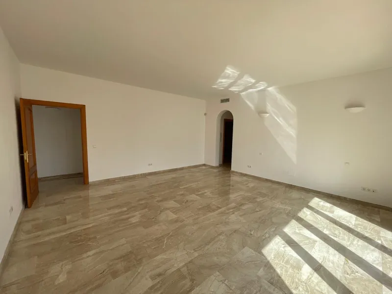 Magnificent 5 bedroom 4 bathroom situated on the idyllic Urbanización of Valtocado. Just 7 minutes drive to Mijas Pueblo and 25 mins from Malaga airport this villa offers country living.