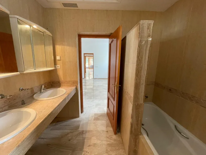 Magnificent 5 bedroom 4 bathroom situated on the idyllic Urbanización of Valtocado. Just 7 minutes drive to Mijas Pueblo and 25 mins from Malaga airport this villa offers country living.