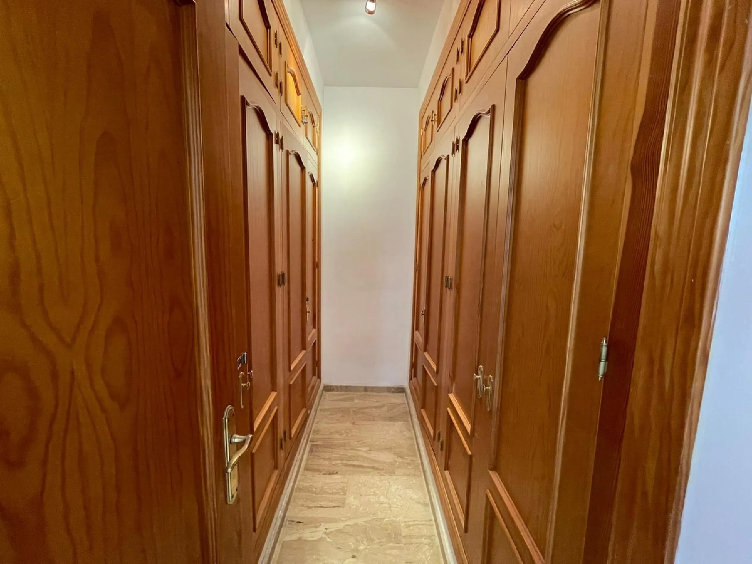 Magnificent 5 bedroom 4 bathroom situated on the idyllic Urbanización of Valtocado. Just 7 minutes drive to Mijas Pueblo and 25 mins from Malaga airport this villa offers country living.
