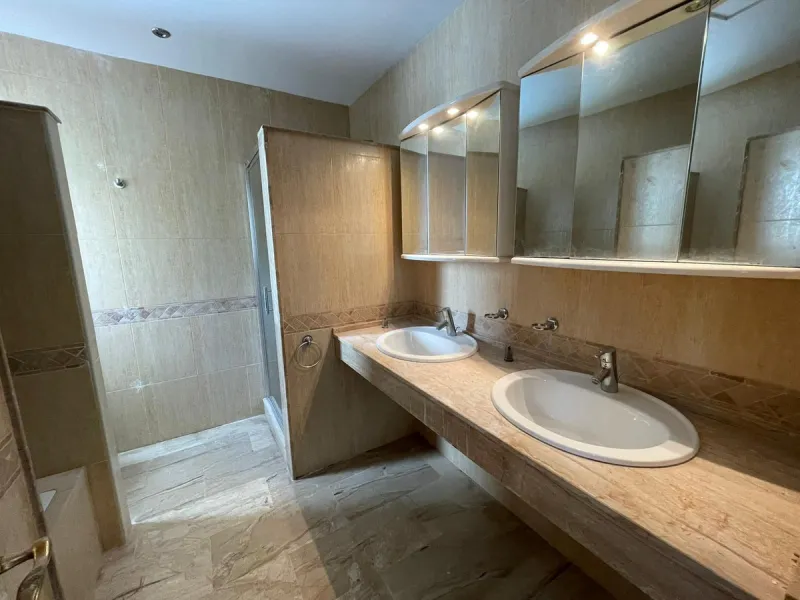 Magnificent 5 bedroom 4 bathroom situated on the idyllic Urbanización of Valtocado. Just 7 minutes drive to Mijas Pueblo and 25 mins from Malaga airport this villa offers country living.