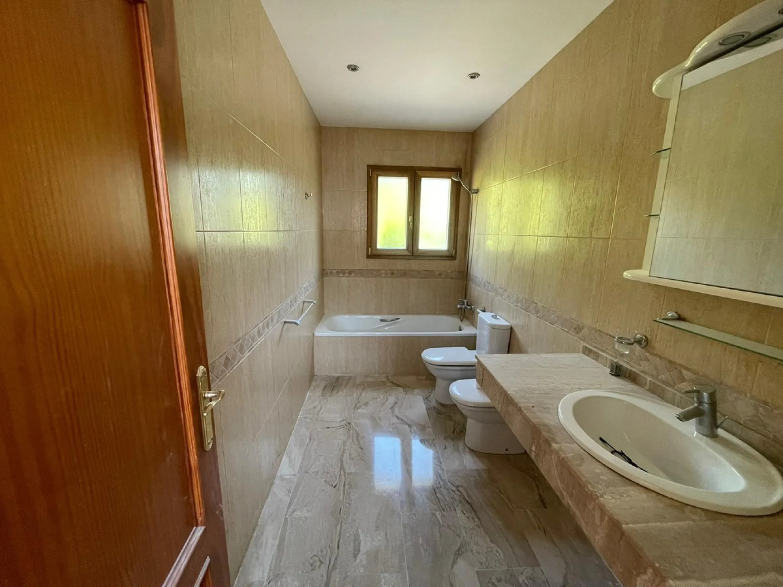 Magnificent 5 bedroom 4 bathroom situated on the idyllic Urbanización of Valtocado. Just 7 minutes drive to Mijas Pueblo and 25 mins from Malaga airport this villa offers country living.
