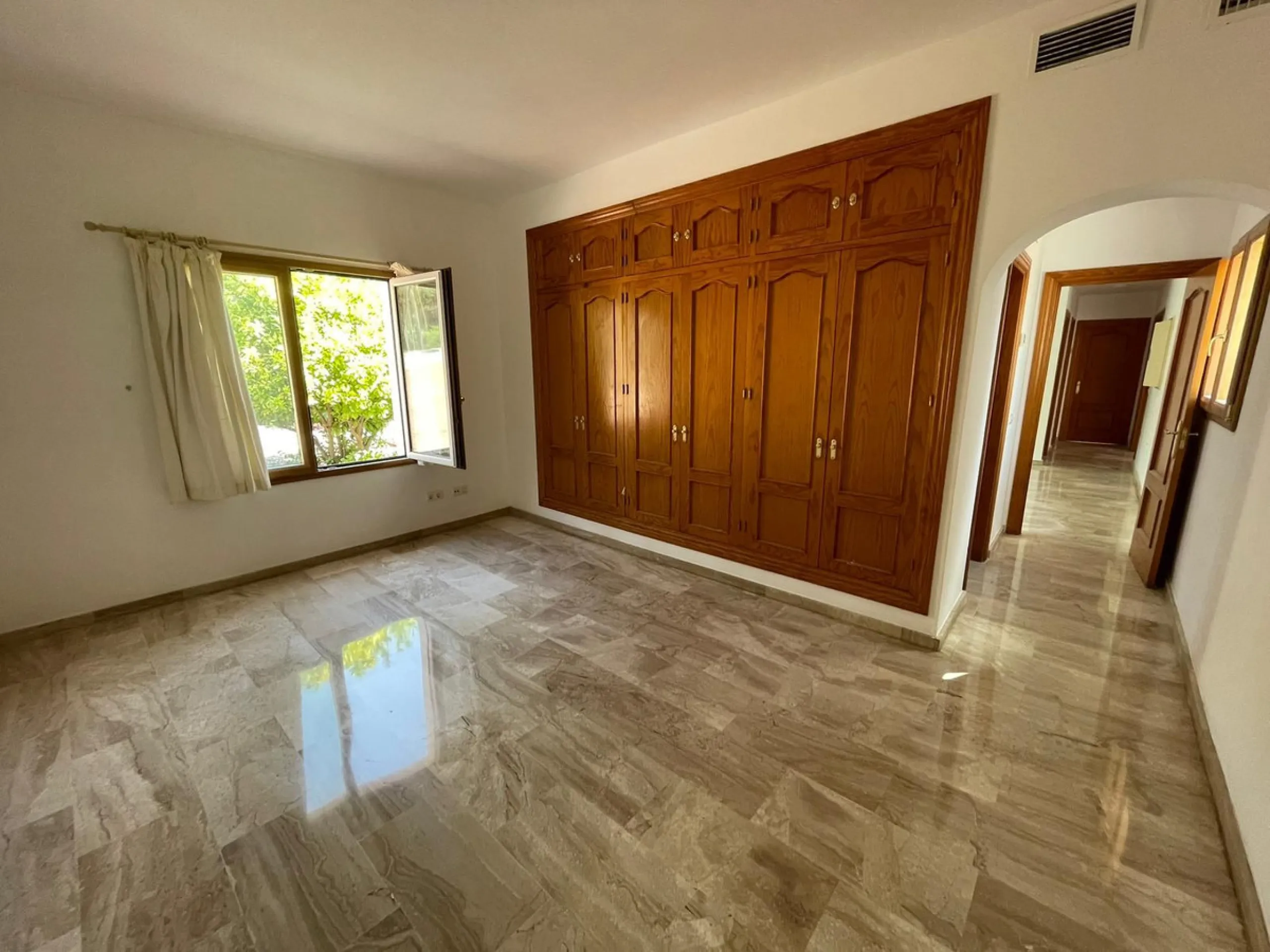 Magnificent 5 bedroom 4 bathroom situated on the idyllic Urbanización of Valtocado. Just 7 minutes drive to Mijas Pueblo and 25 mins from Malaga airport this villa offers country living.