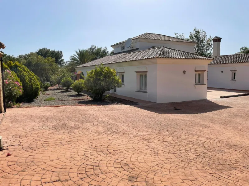 Magnificent 5 bedroom 4 bathroom situated on the idyllic Urbanización of Valtocado. Just 7 minutes drive to Mijas Pueblo and 25 mins from Malaga airport this villa offers country living.