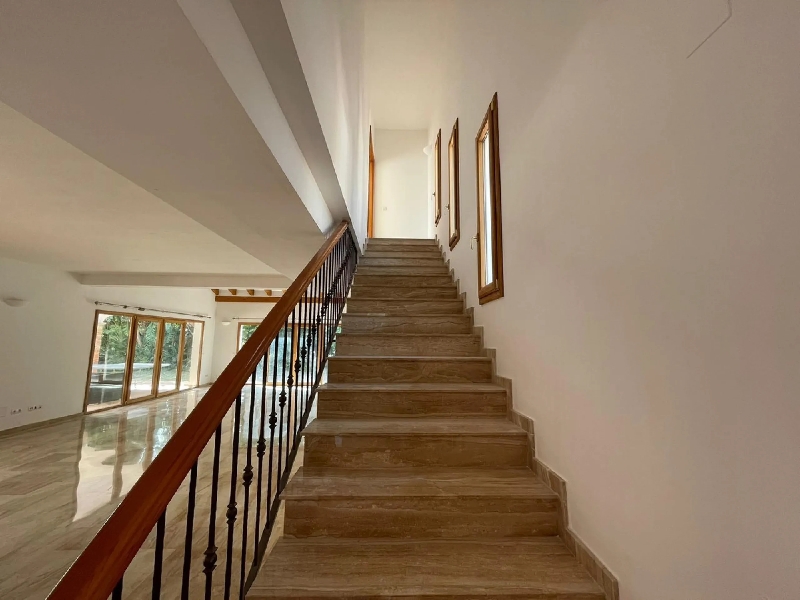 Magnificent 5 bedroom 4 bathroom situated on the idyllic Urbanización of Valtocado. Just 7 minutes drive to Mijas Pueblo and 25 mins from Malaga airport this villa offers country living.