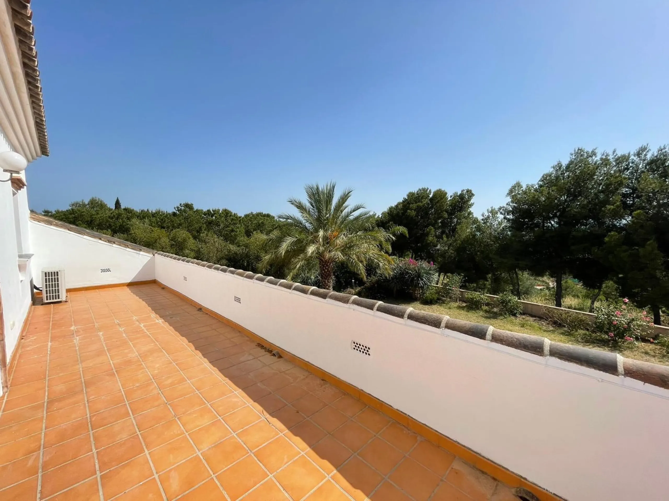 Magnificent 5 bedroom 4 bathroom situated on the idyllic Urbanización of Valtocado. Just 7 minutes drive to Mijas Pueblo and 25 mins from Malaga airport this villa offers country living.