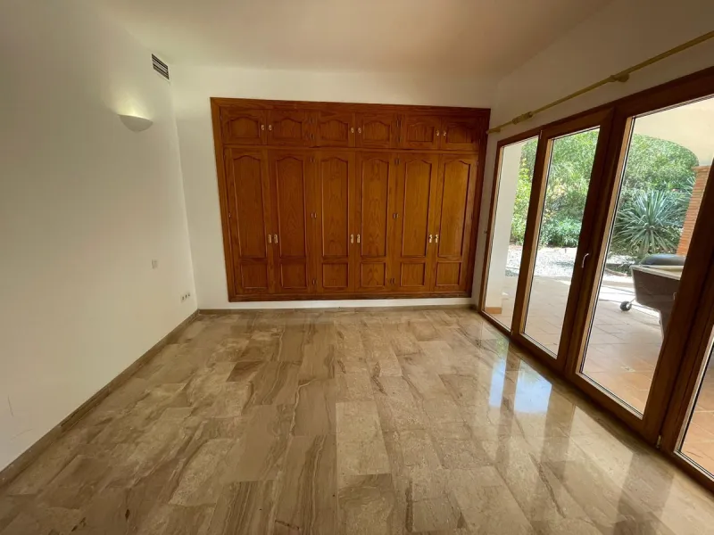 Magnificent 5 bedroom 4 bathroom situated on the idyllic Urbanización of Valtocado. Just 7 minutes drive to Mijas Pueblo and 25 mins from Malaga airport this villa offers country living.