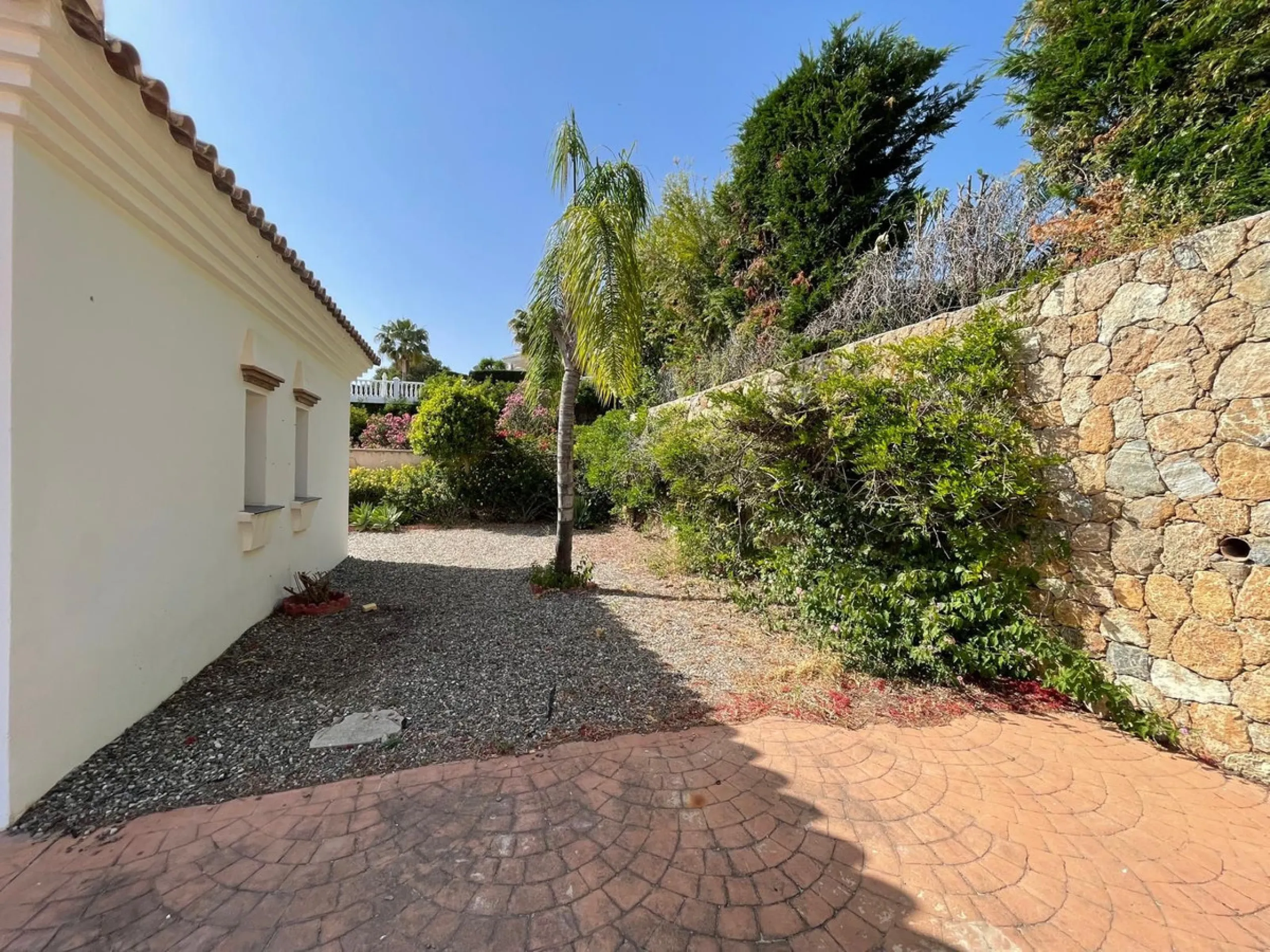 Magnificent 5 bedroom 4 bathroom situated on the idyllic Urbanización of Valtocado. Just 7 minutes drive to Mijas Pueblo and 25 mins from Malaga airport this villa offers country living.