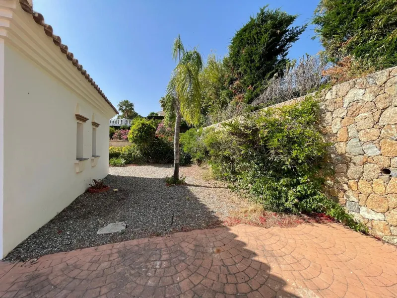Magnificent 5 bedroom 4 bathroom situated on the idyllic Urbanización of Valtocado. Just 7 minutes drive to Mijas Pueblo and 25 mins from Malaga airport this villa offers country living.