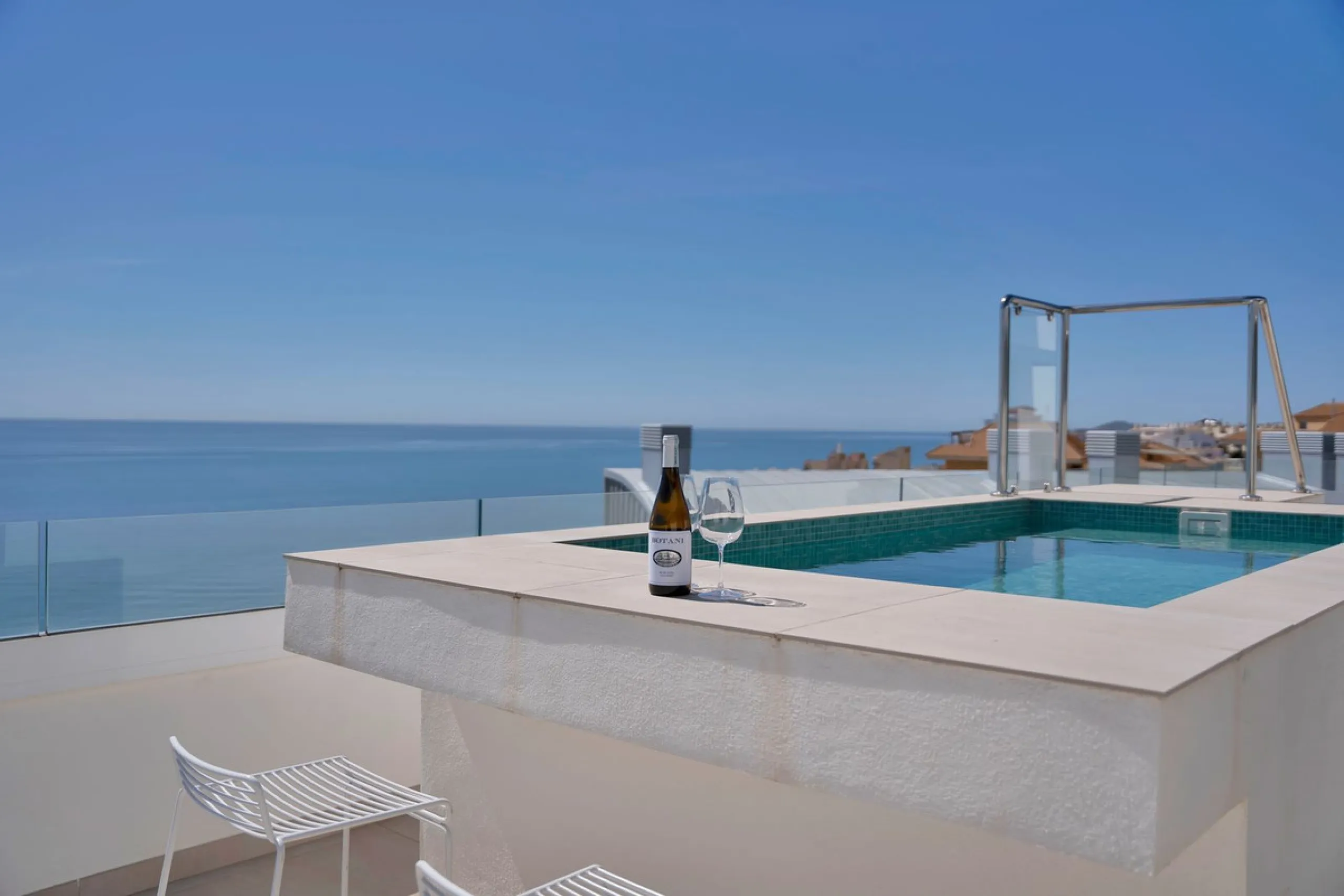 This southwest-facing corner penthouse in Carvajal combines modern upgrades with panoramic Mediterranean views, offering an exclusive lifestyle on the Costa del Sol.