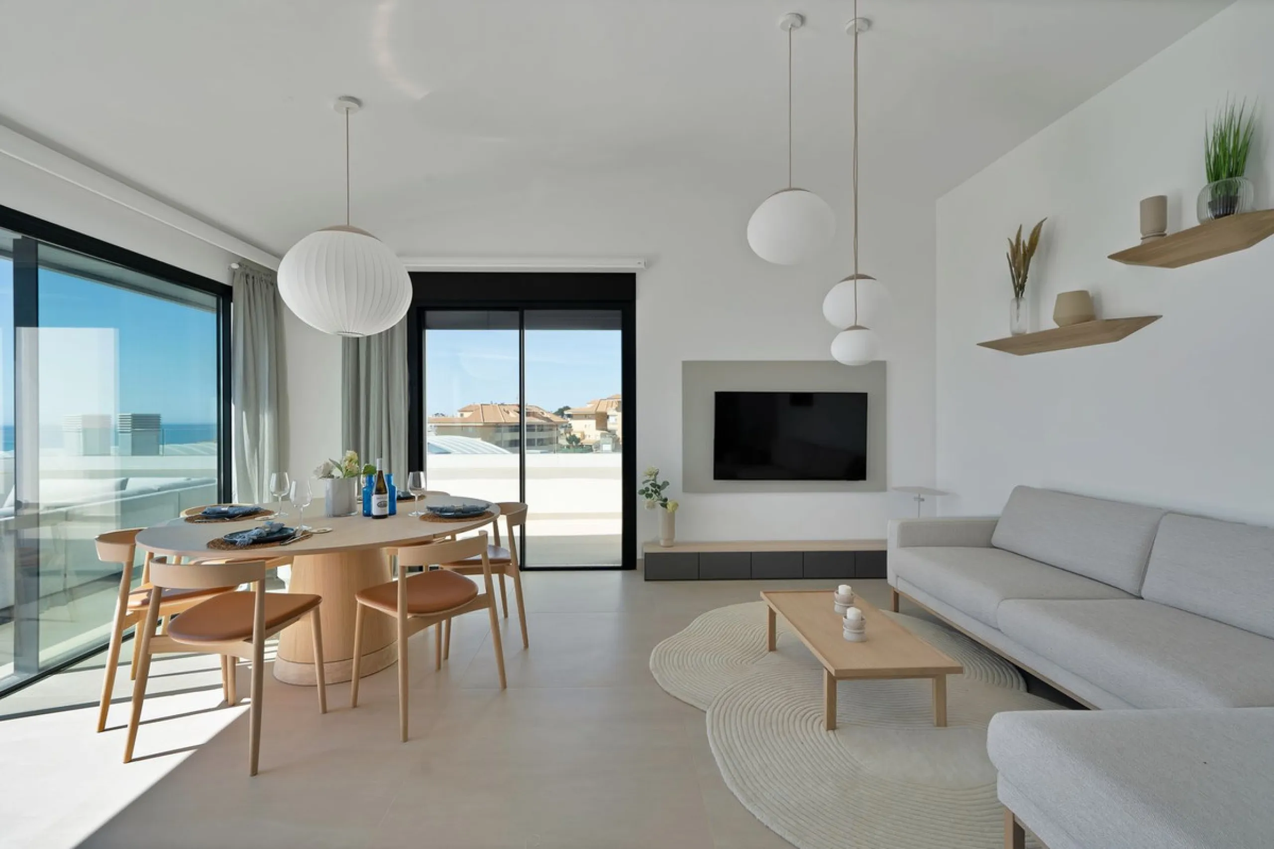 This southwest-facing corner penthouse in Carvajal combines modern upgrades with panoramic Mediterranean views, offering an exclusive lifestyle on the Costa del Sol.